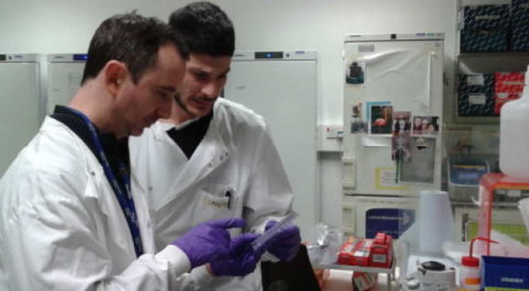 Dr Pardo in the lab with CRUK PhD Student Stelios Chrysostomou