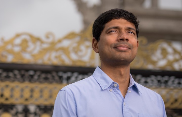 Dr Binoy Paulose Nadappuram standing in front of Buckingham Palace's gates