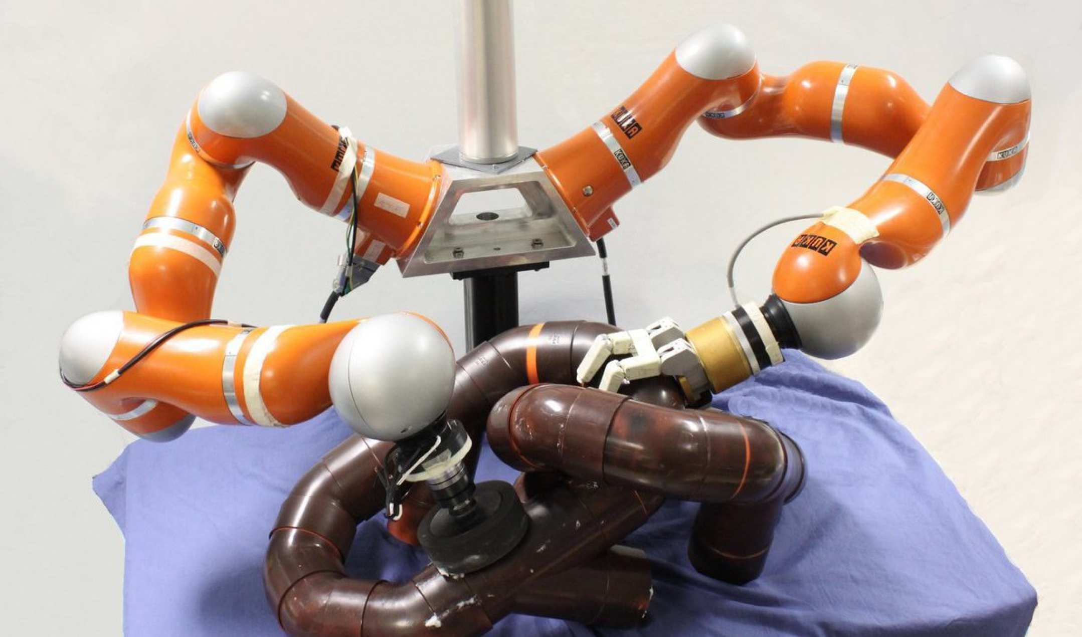 Dual-arm KUKA LWR robot