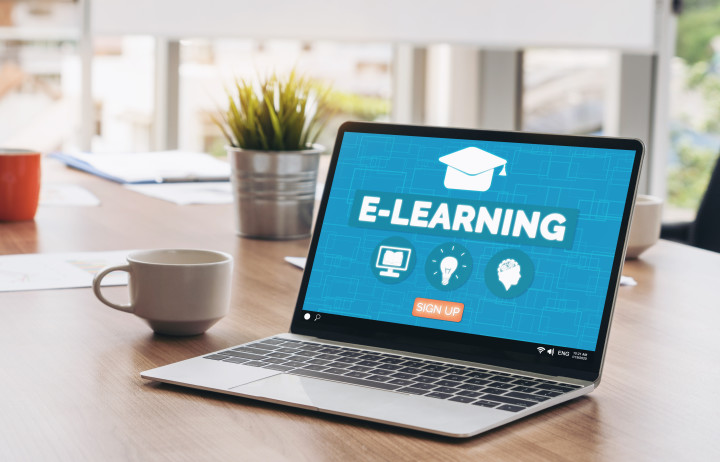 laptop with the words e-learning