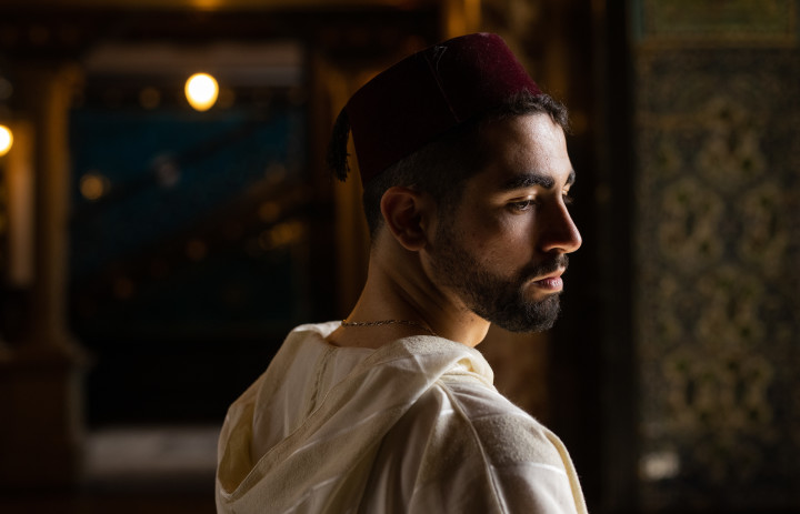 Riad Yagoubi in traditional Algerian dress in a mosque
