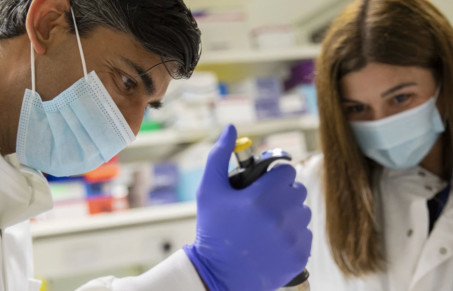 Rishi Sunak holidng a pipette in the lab